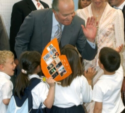 El Rey Juan Carlos, acompañado de la Infanta Elena, saluda a unos niños durante la inauguración de la LXIII edición de la Feria del Libro de Madrid
